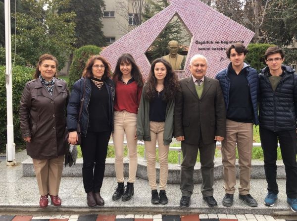 İzmir Bölge Bölge Sergisine  davet edilen 100 Projeden 2 tanesi Sekine Evren Anadolu  Lisesinden